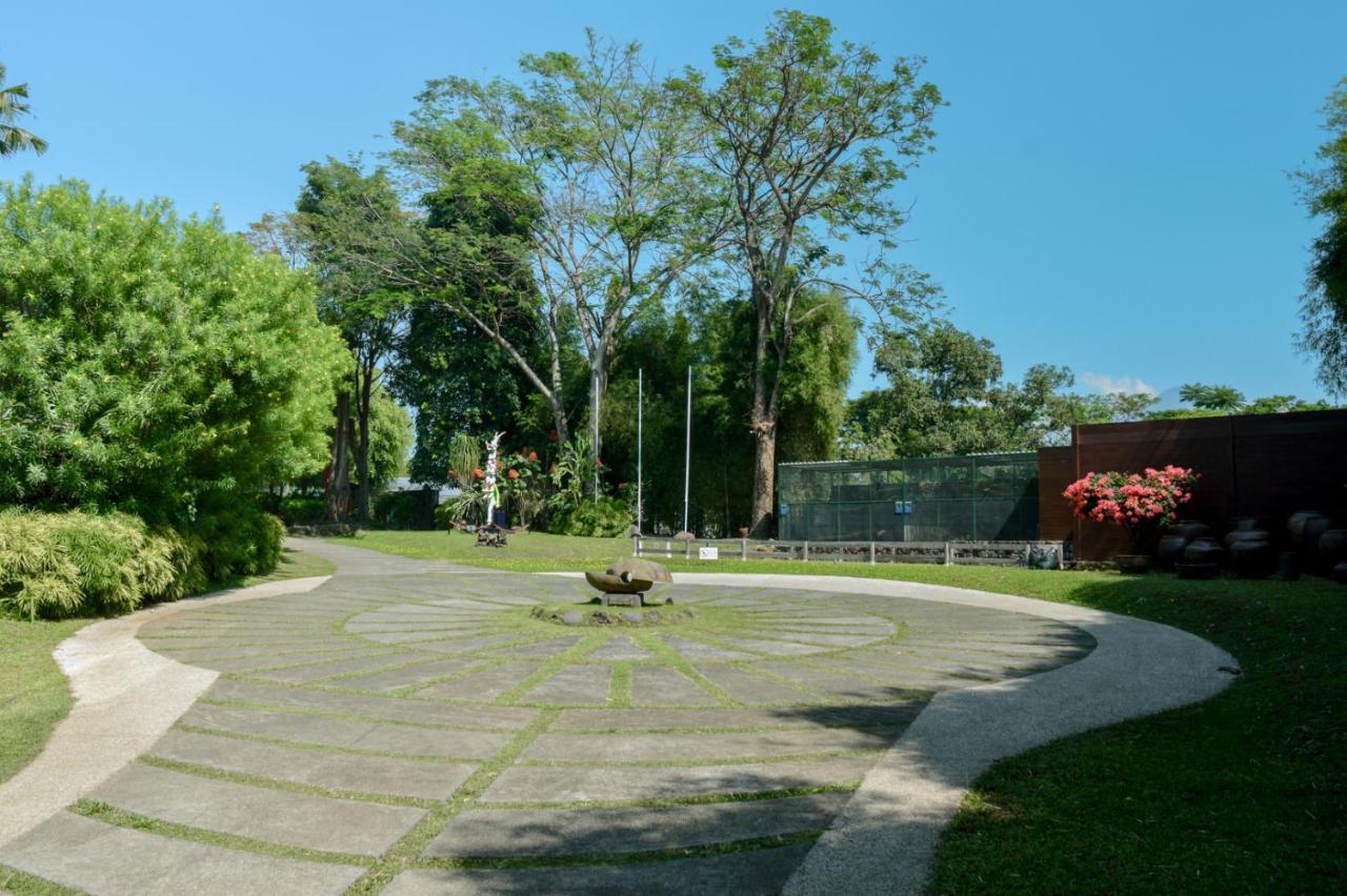 K Gallery Hotel Pasuruan Exterior photo